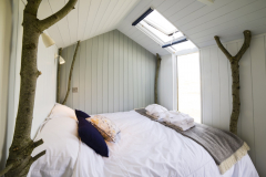 bed-with-floor-to-roof-window-lights-on_160715_094902